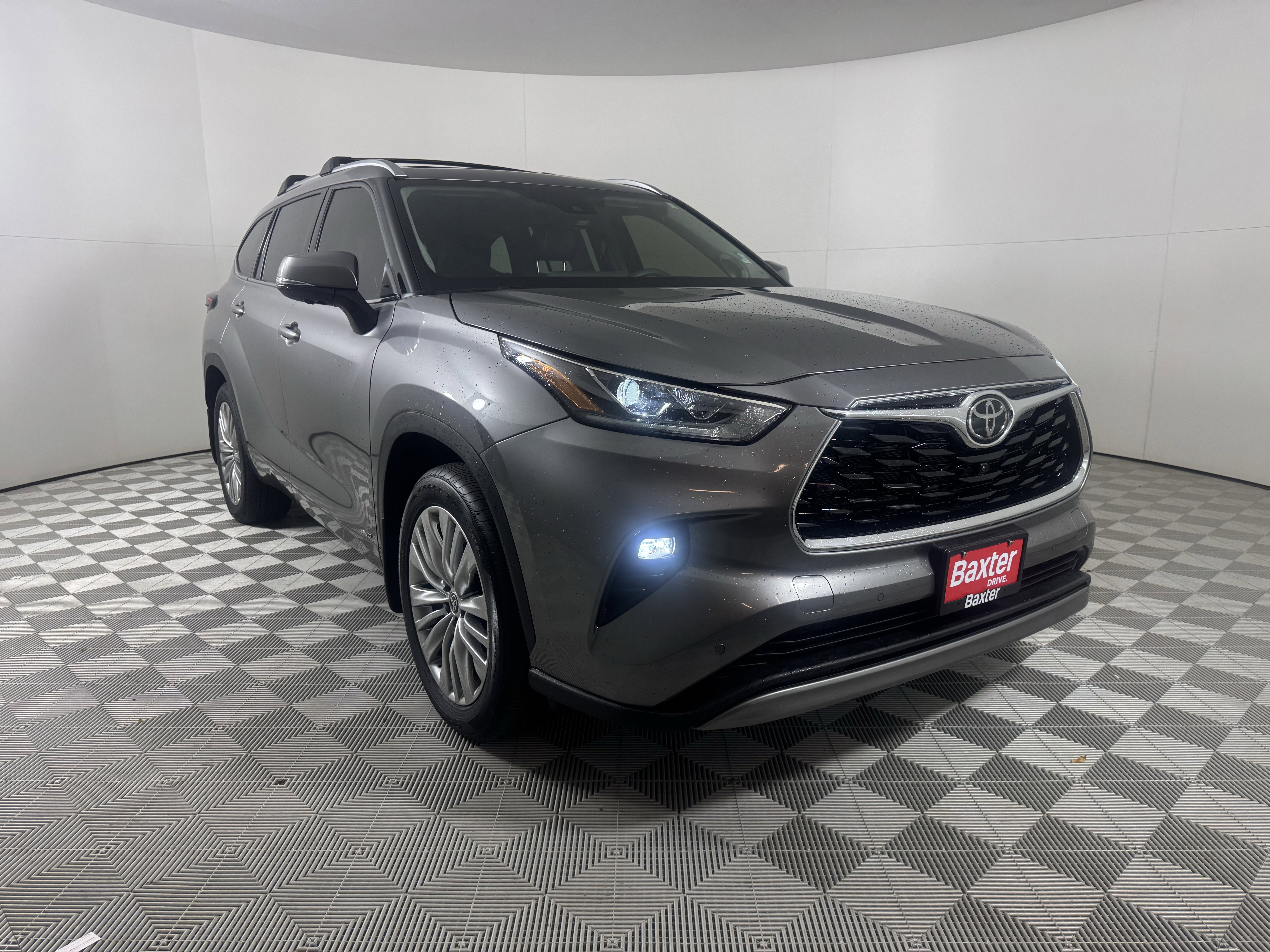 2025 Toyota Highlander Platinum's photo