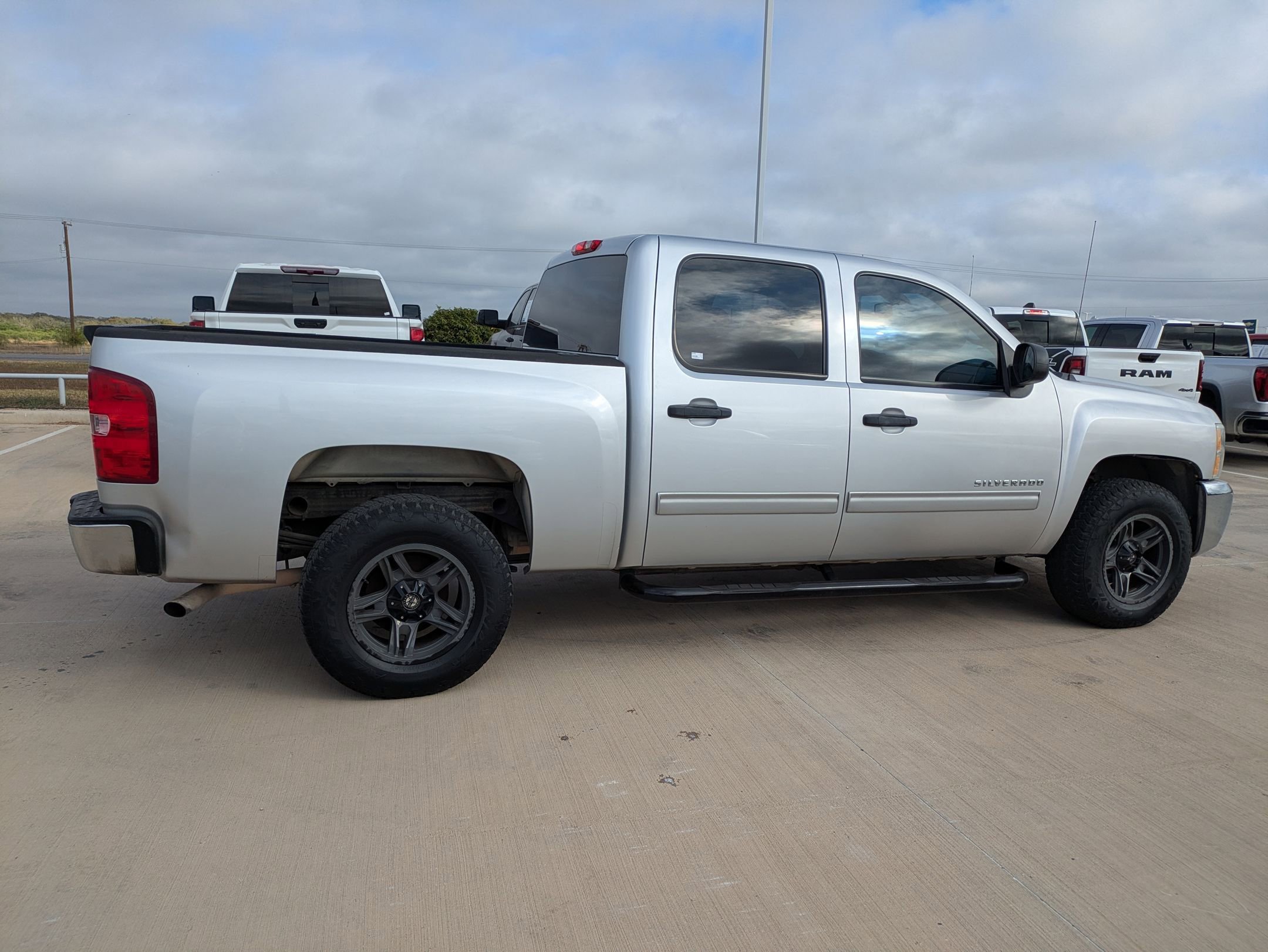 Used 2013 Chevrolet Silverado 1500 LT with VIN 3GCPCSEA1DG379143 for sale in Castroville, TX