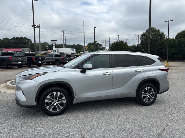 2024 Toyota Highlander LE photo 4