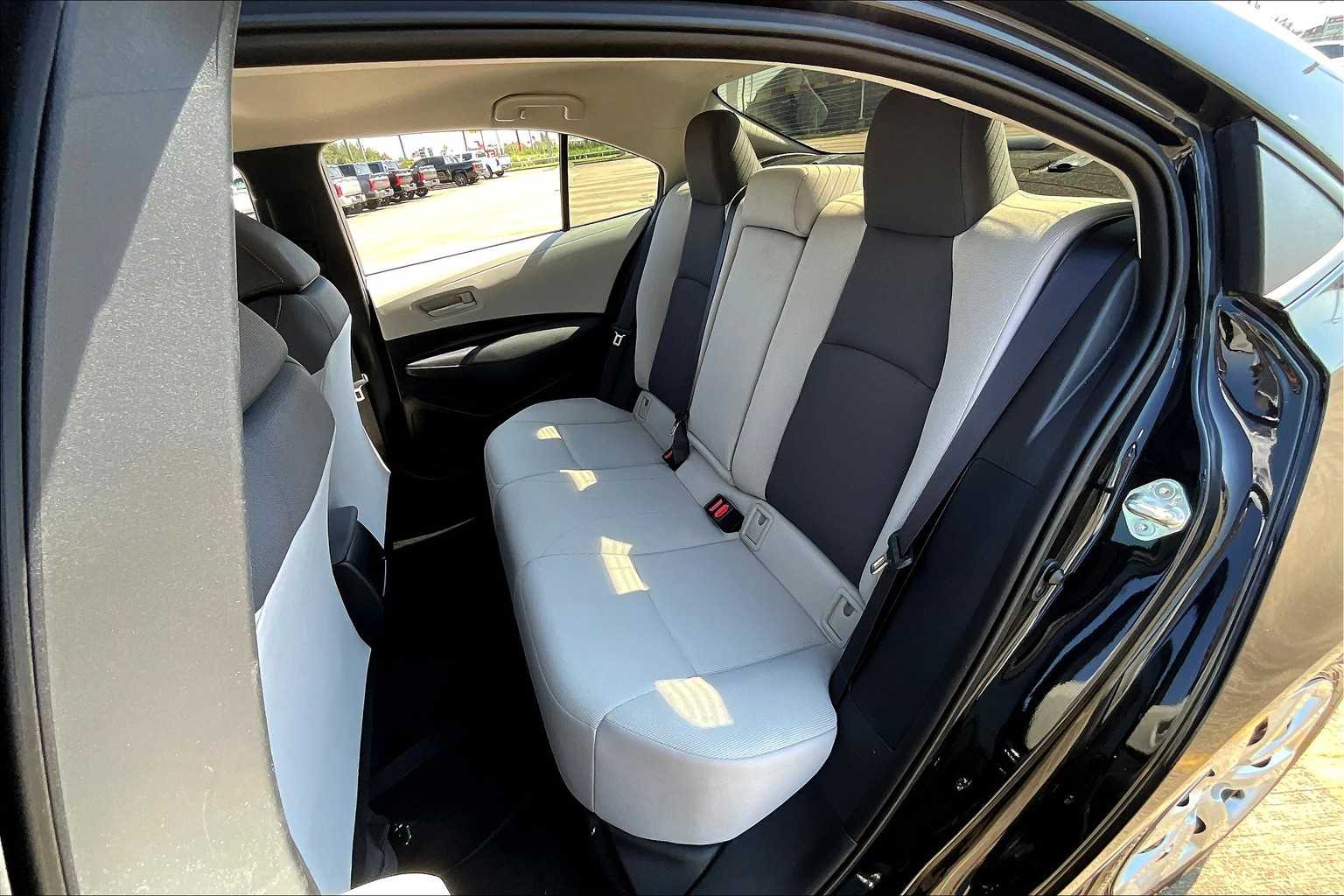 2022 Toyota Corolla LE photo 17