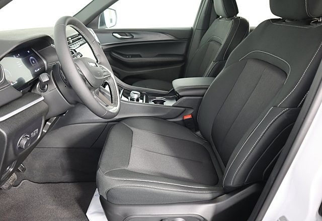 2025 Jeep Grand Cherokee Laredo Altitude photo 6