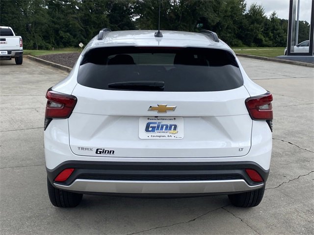2025 Chevrolet Trax LT photo 2