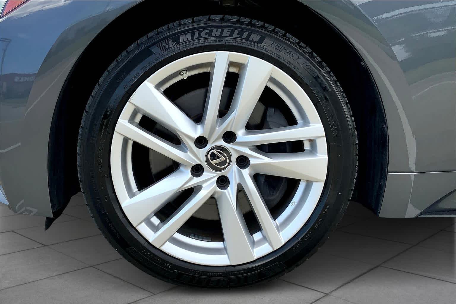 2021 Lexus IS 300 photo 9