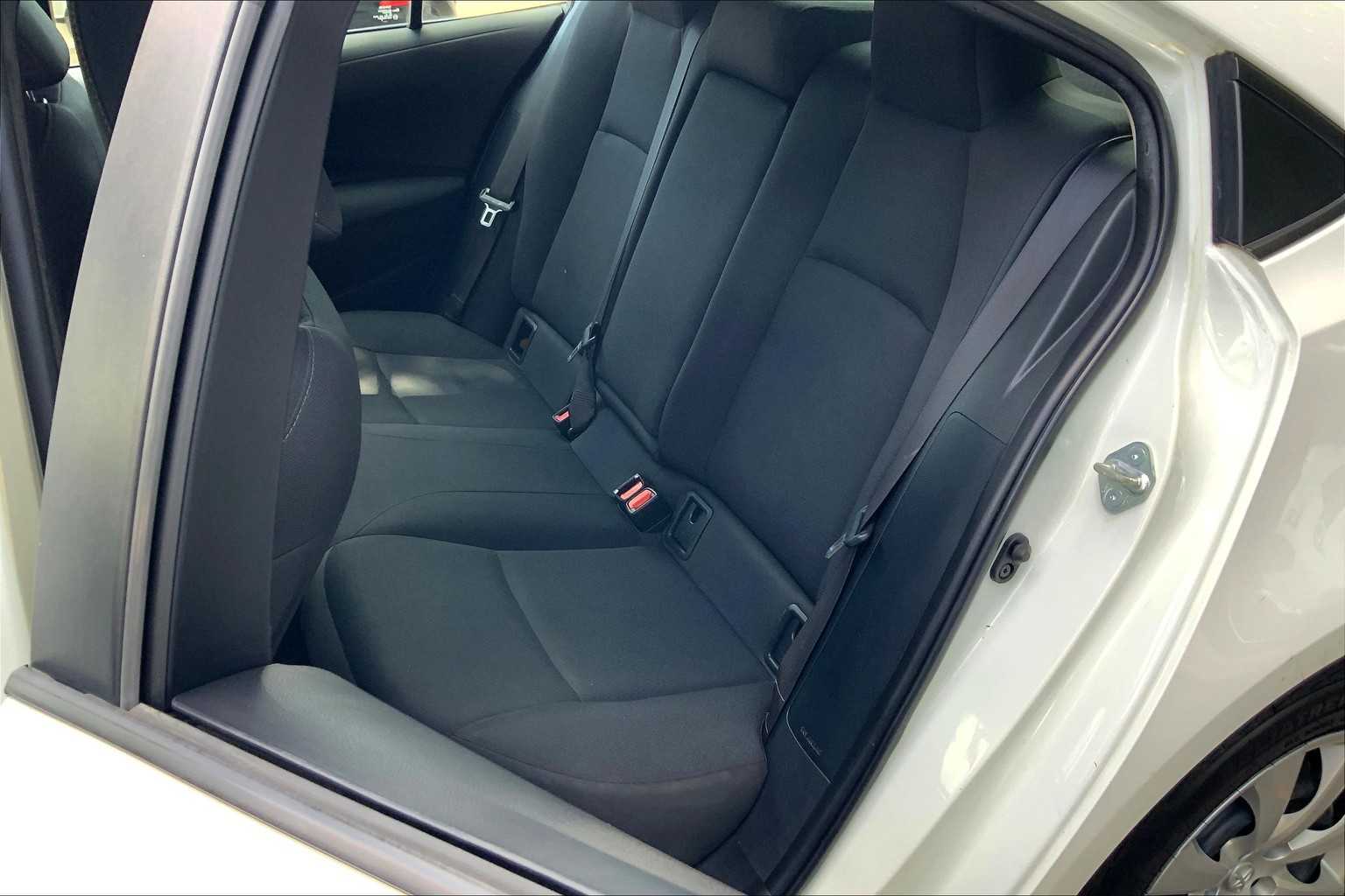 2021 Toyota Corolla LE photo 18