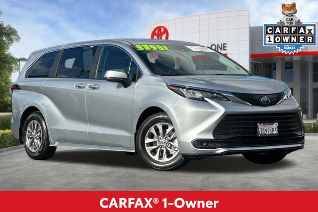 2022 Toyota Sienna LE photo 2