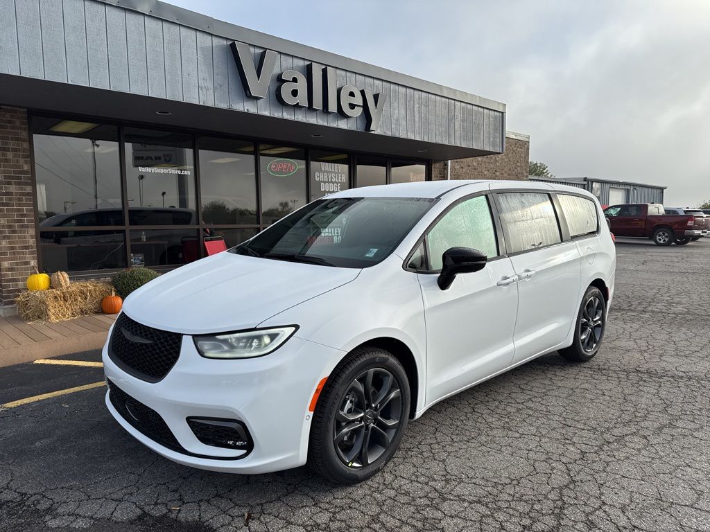 2026 Chrysler Pacifica photo 3