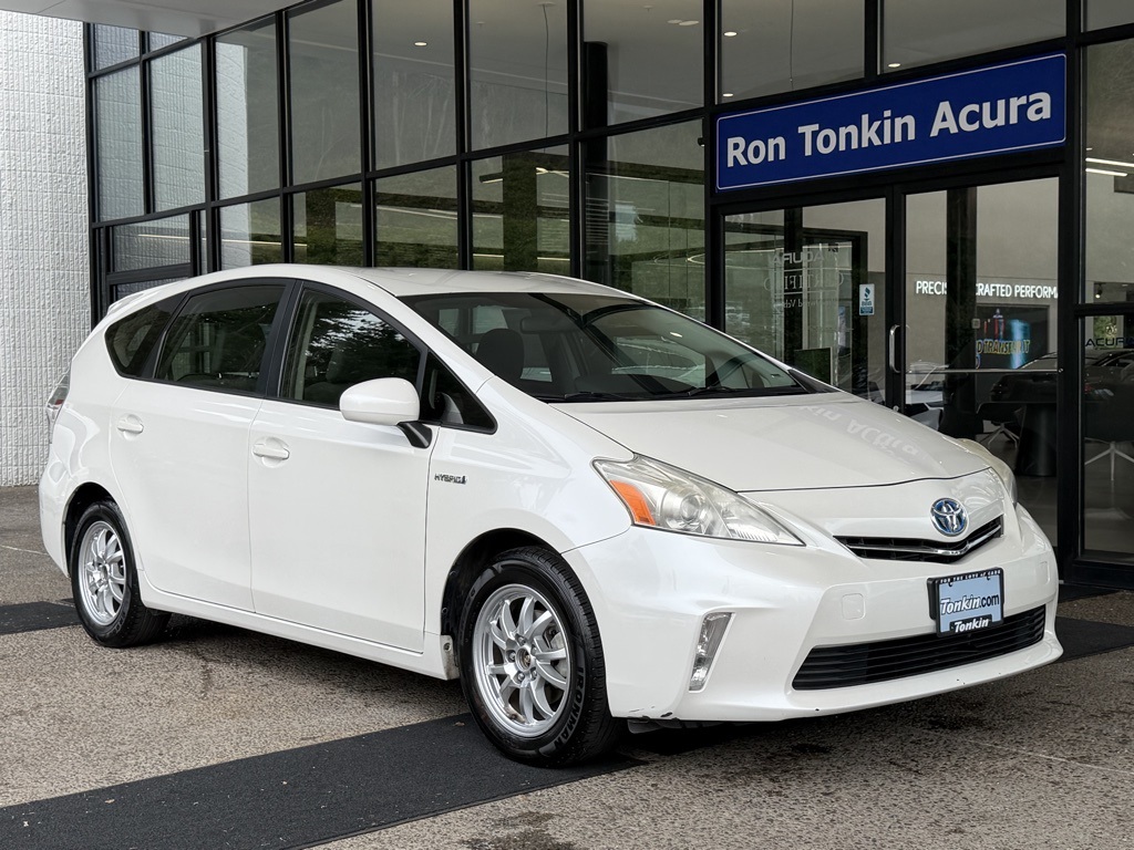 2014 Toyota Prius v Five