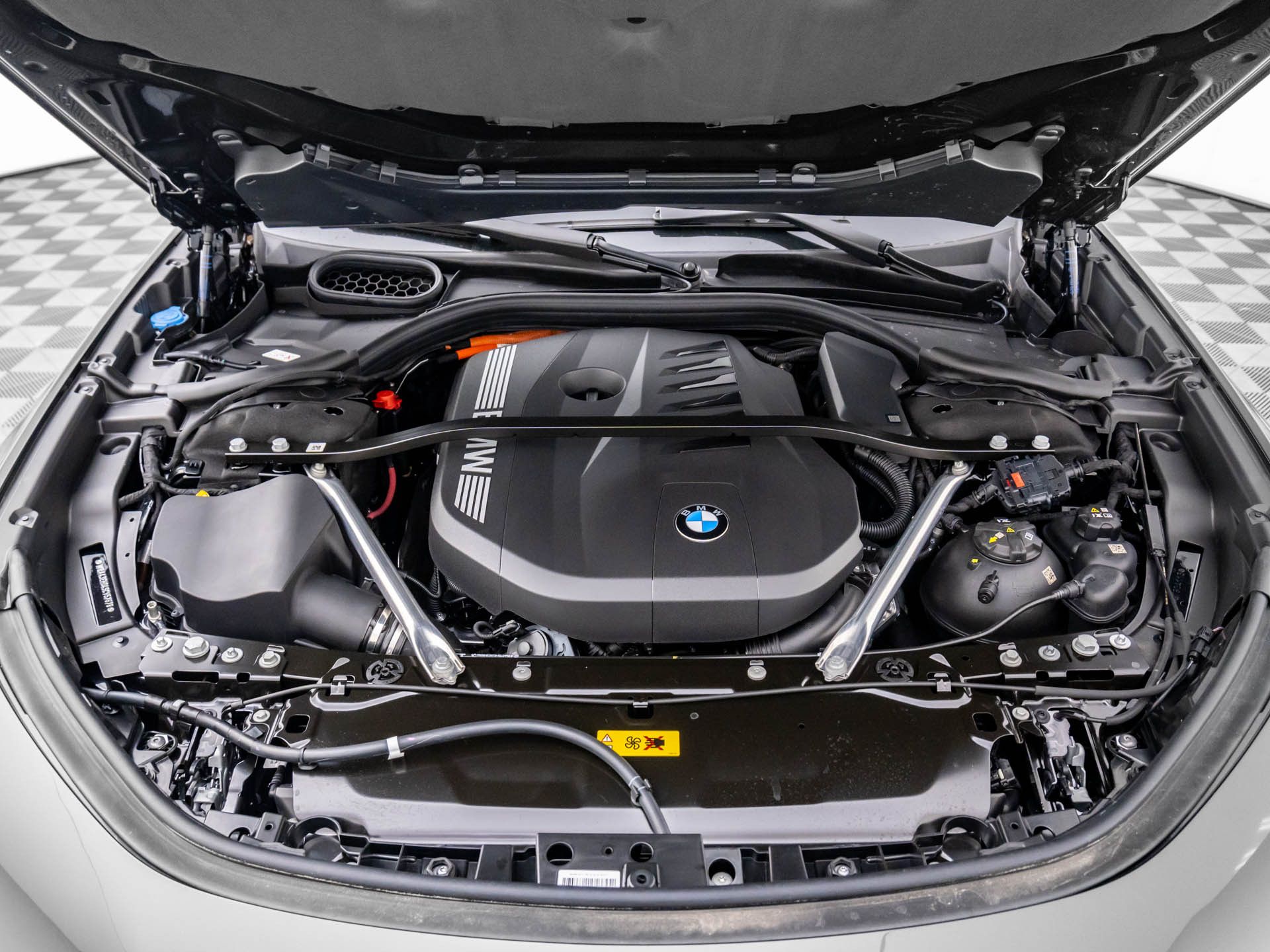 New 2025 Black Sapphire Metallic BMW 750e xDrive image 33