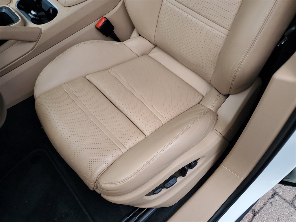 2022 Porsche Cayenne Platinum Edition photo 19