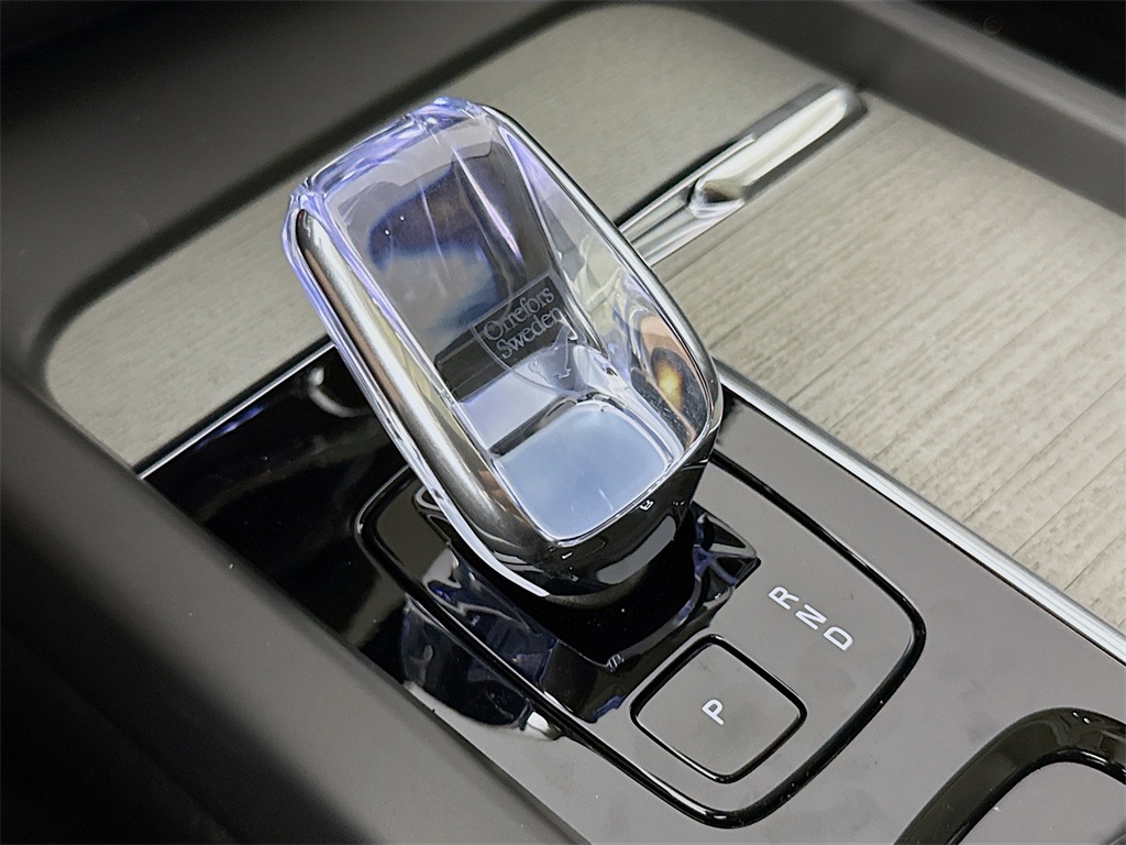 2025 Volvo XC60 Hybrid T8 photo 16