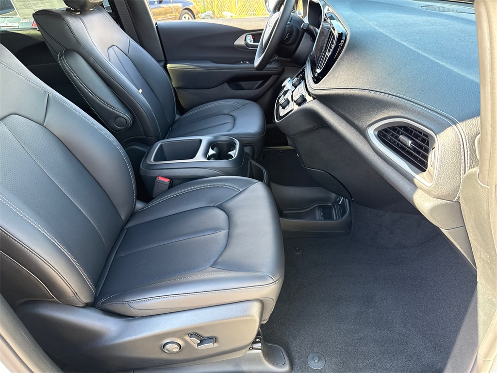 2025 Chrysler Pacifica photo 14