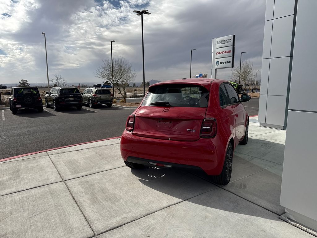 2024 Fiat 500e Red photo 5