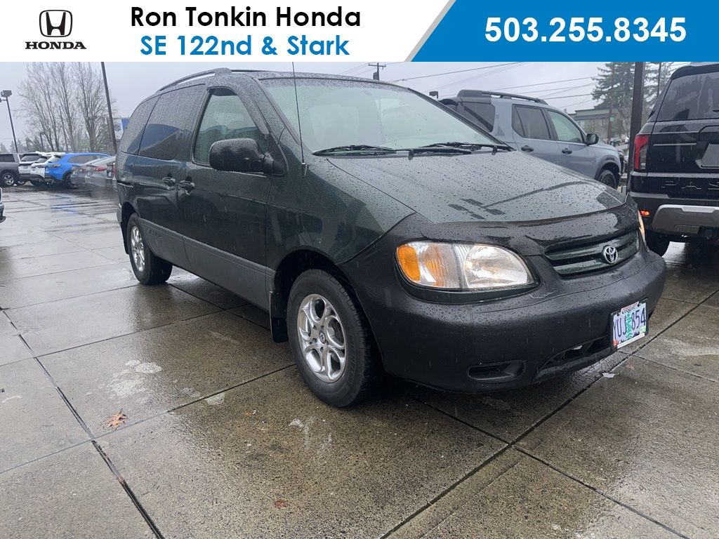 2002 Toyota Sienna XLE's photo