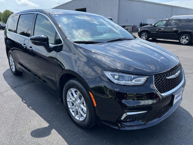 2026 Chrysler Pacifica Select's photo