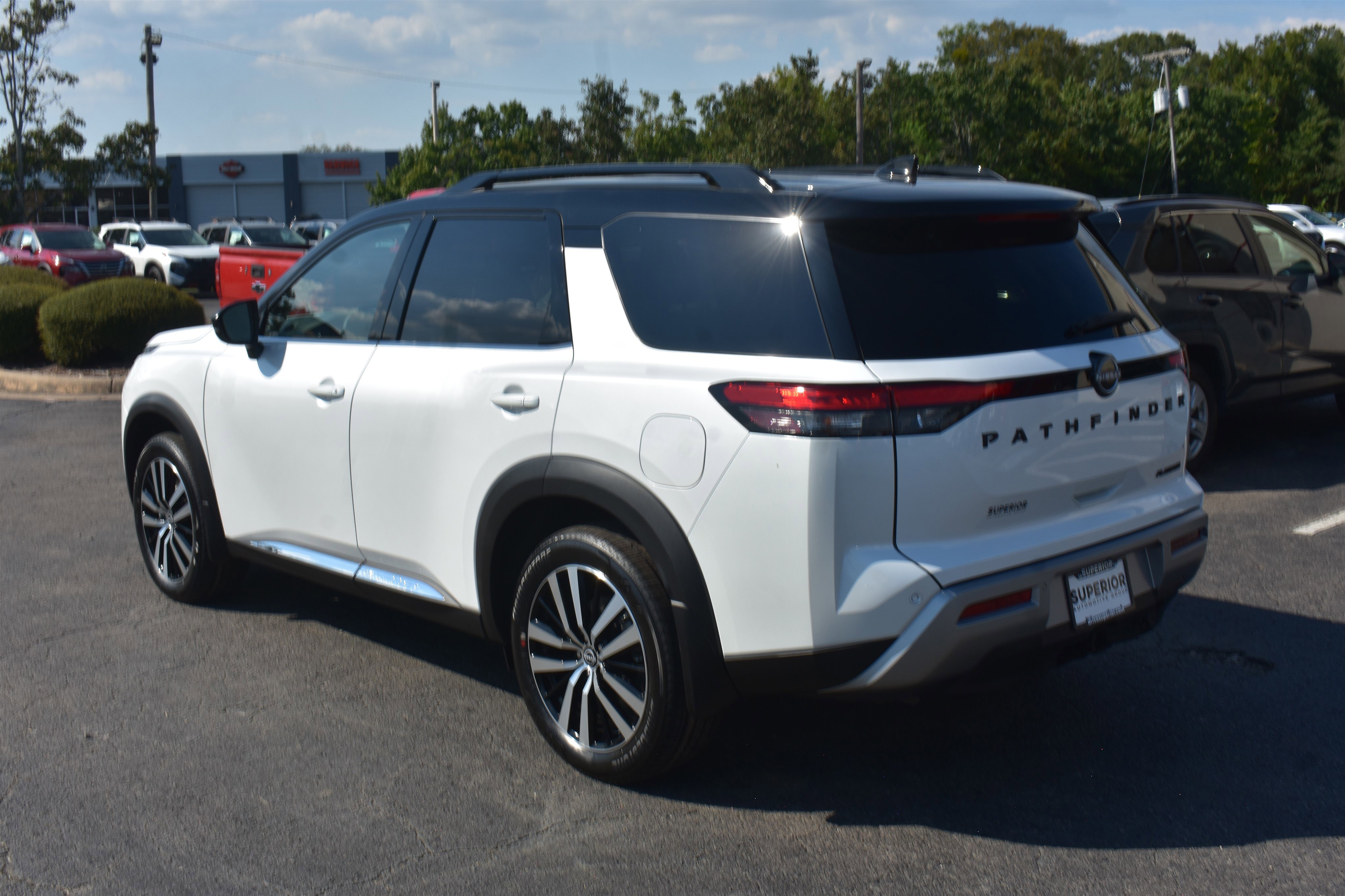 2025 Nissan Pathfinder Platinum photo 2