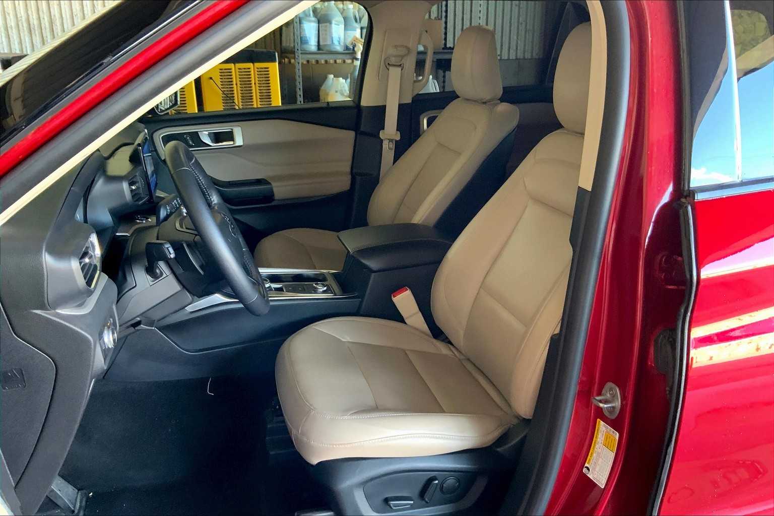 2020 Ford Explorer XLT photo 3