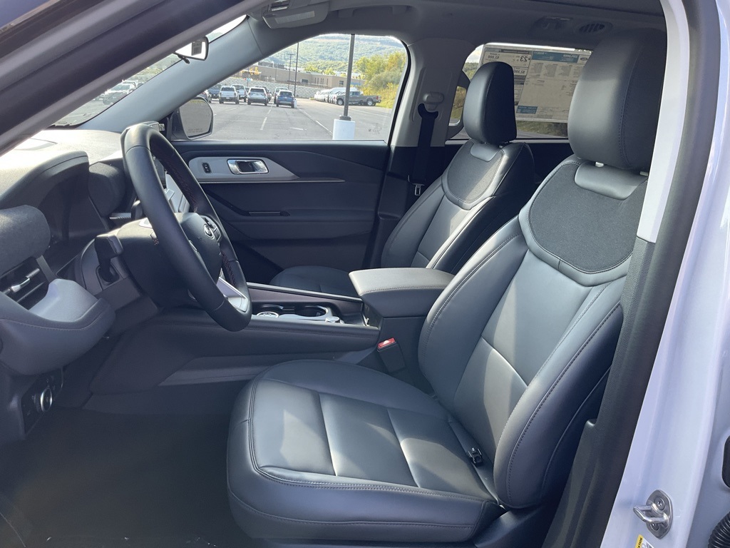 2025 Ford Explorer photo 19