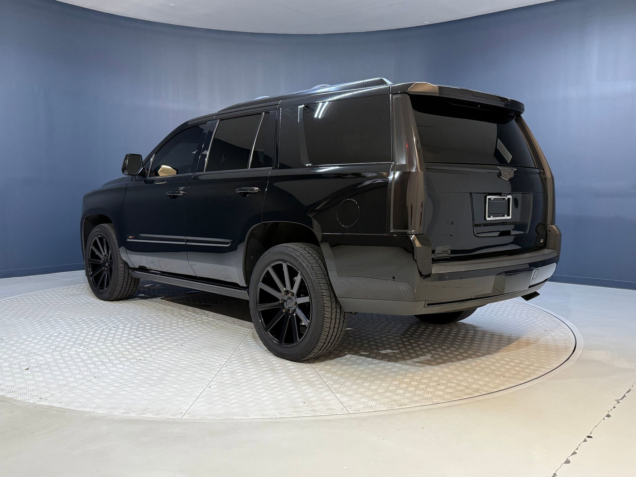2019 Cadillac Escalade Platinum photo 2