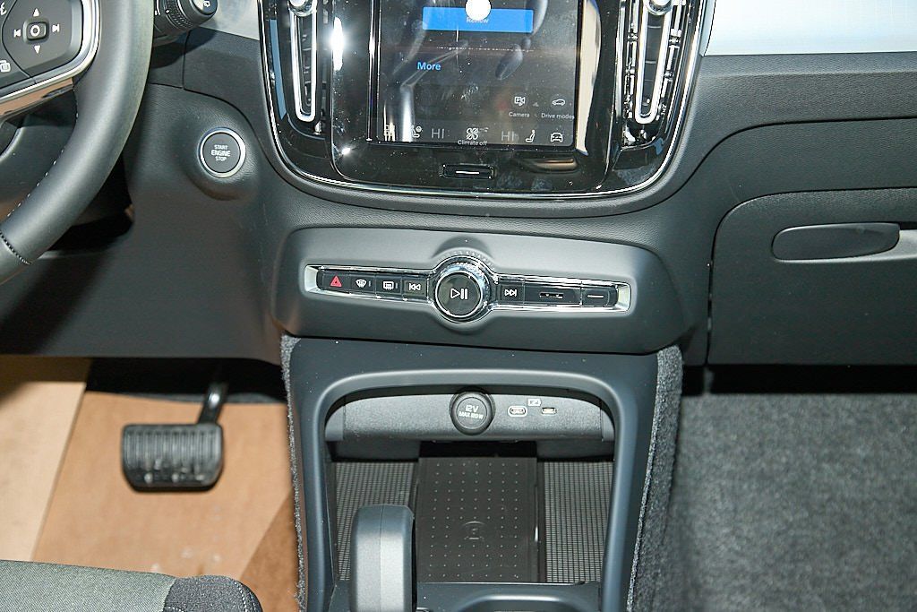 2026 VOLVO XC40 - Image 26