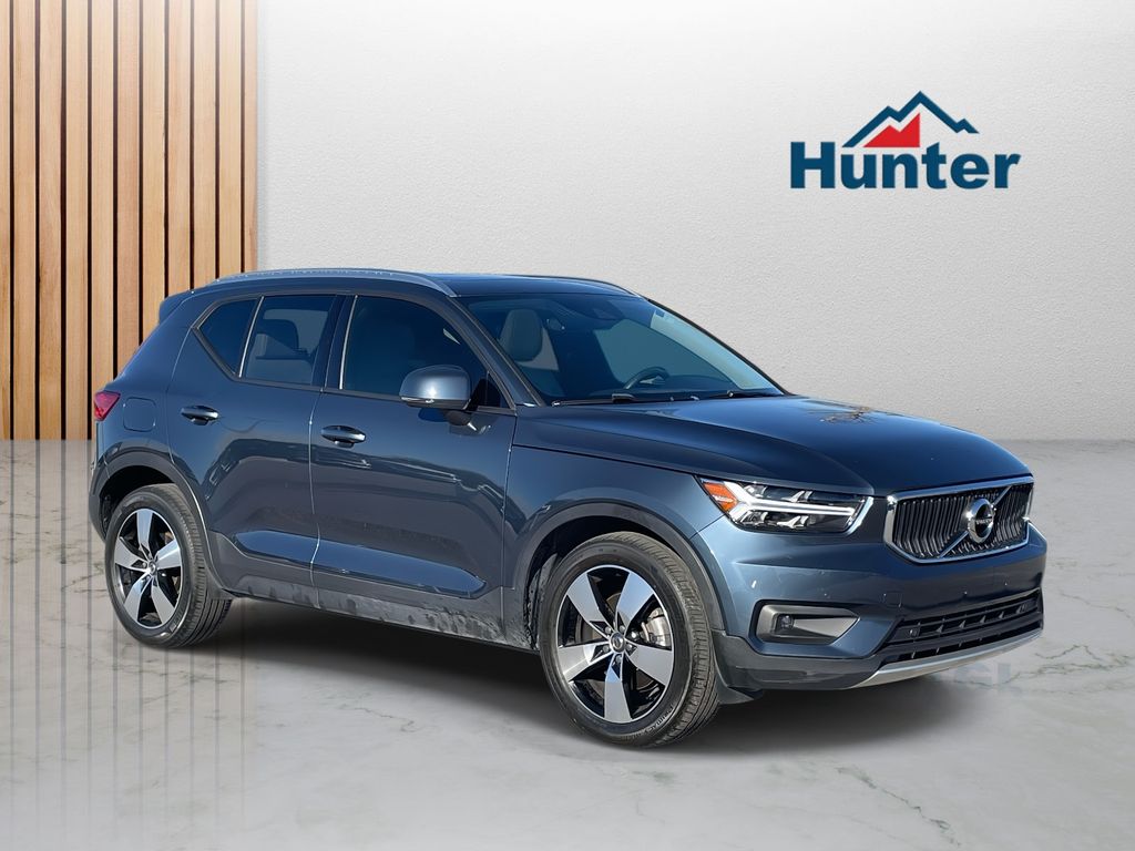2021 Volvo XC40 Momentum's photo