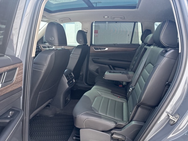 2025 Volkswagen Atlas SEL photo 12