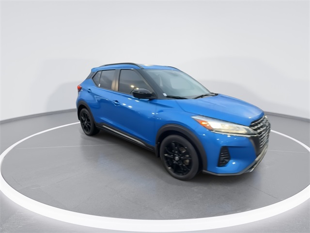 2022 Nissan Kicks SR photo 2