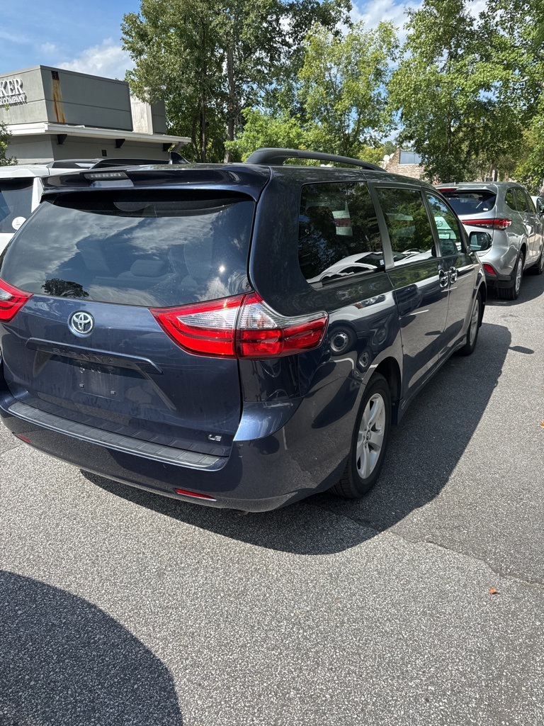 2020 Toyota Sienna LE photo 3