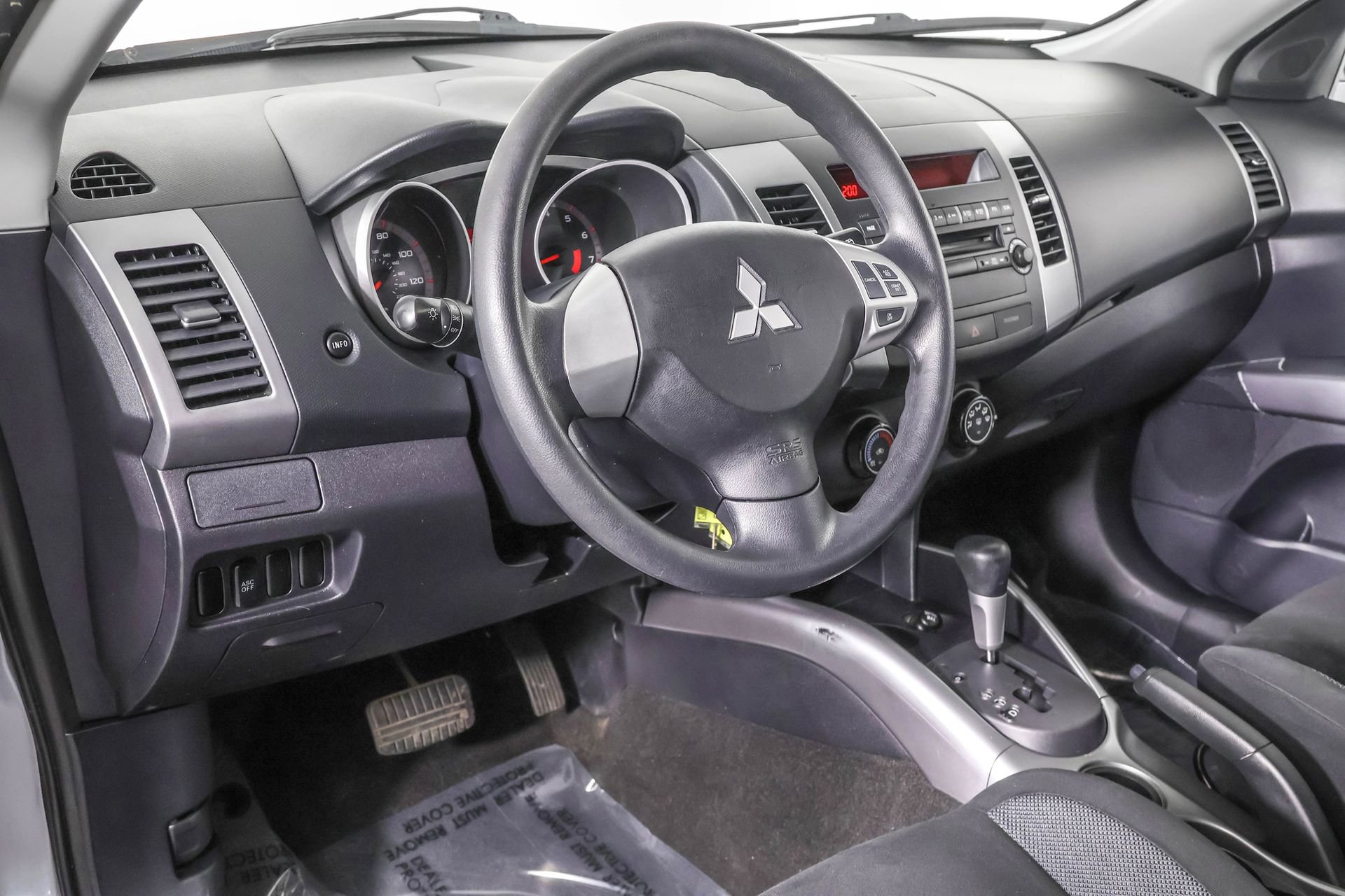 2009 Mitsubishi Outlander ES photo 2