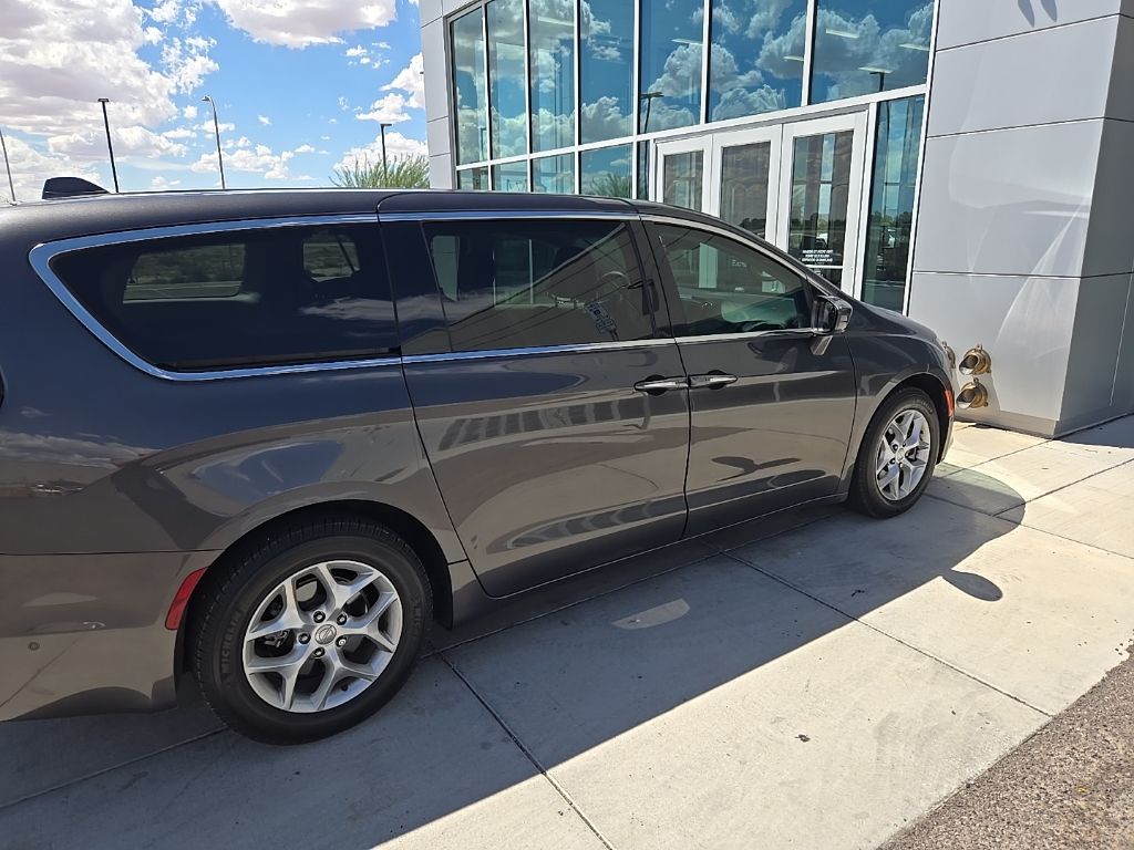 2020 Chrysler Pacifica Touring photo 8
