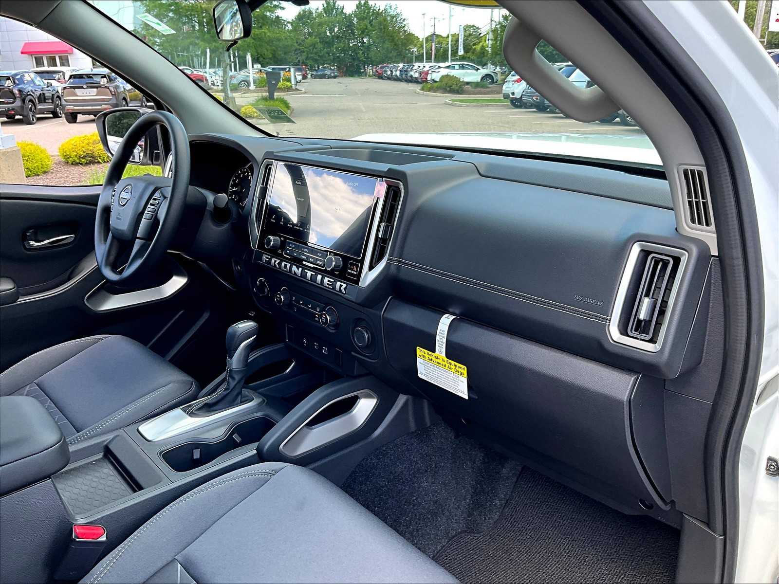 2025 Nissan Frontier SV photo 14