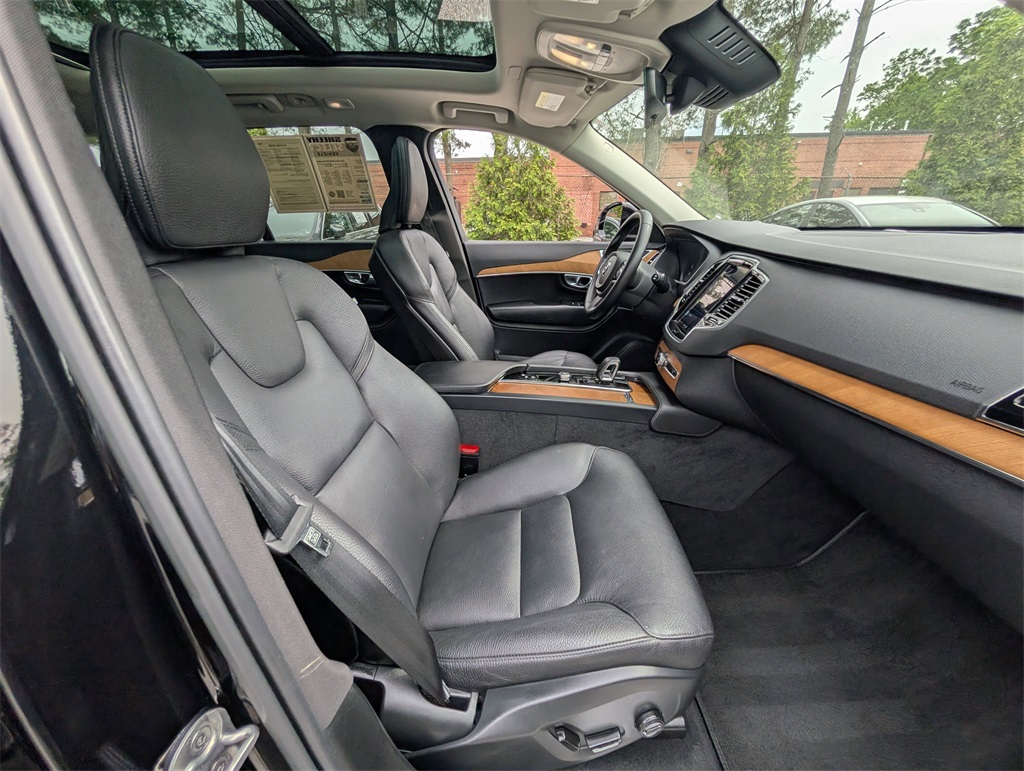 2023 Volvo XC90 B5 Plus photo 2