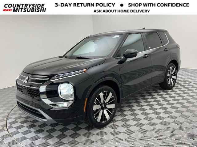 2025 Mitsubishi Outlander SE's photo