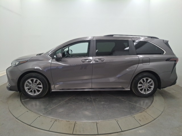 2024 Toyota Sienna XLE photo 4