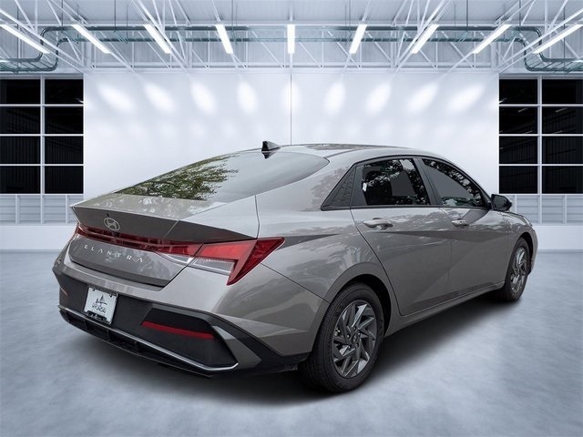 2024 Hyundai Elantra SEL photo 3