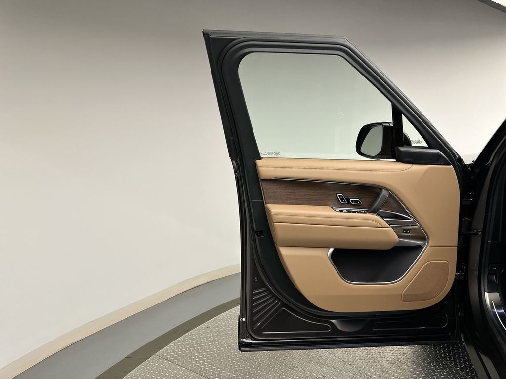 2025 Land Rover Range Rover SE photo 7