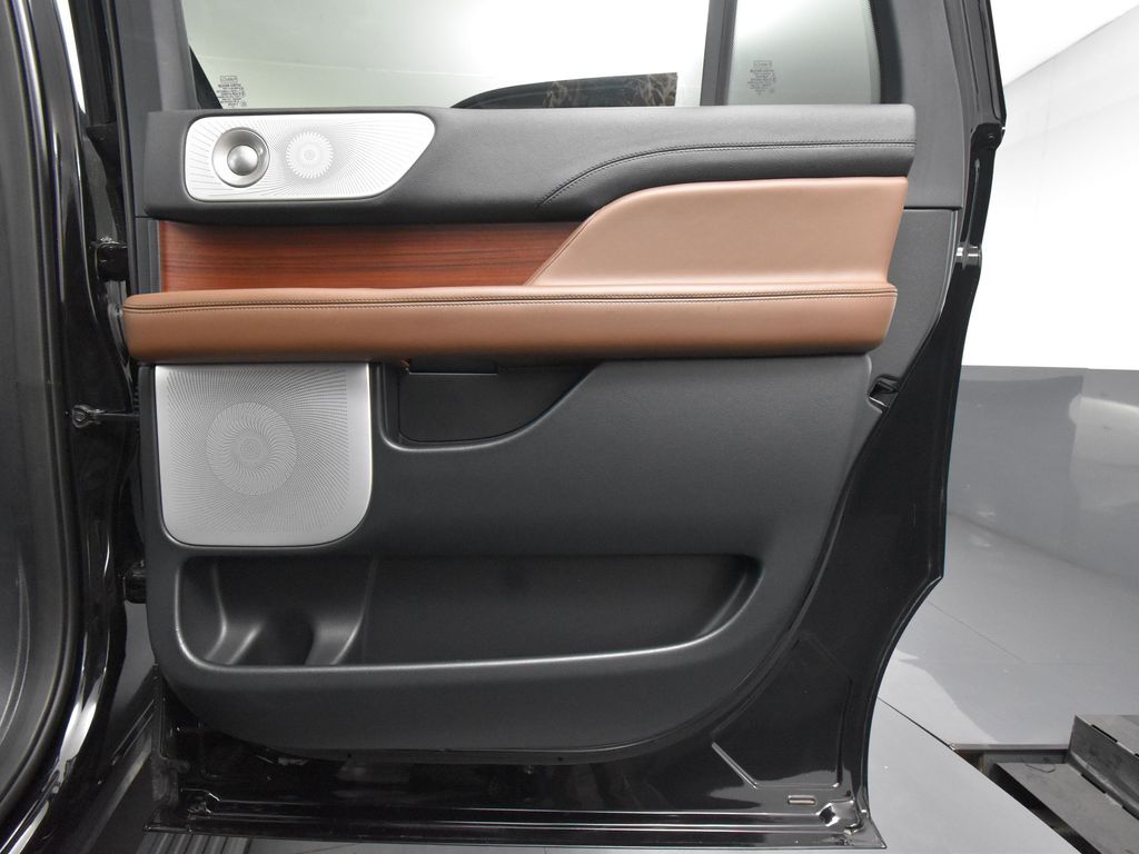 2024 Lincoln Navigator Reserve Luxury Monochromatic photo 37