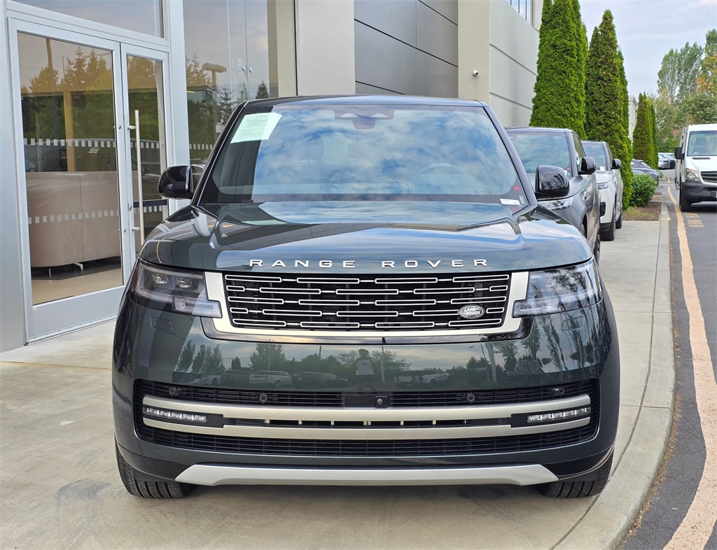 2025 Land Rover Range Rover SE photo 3