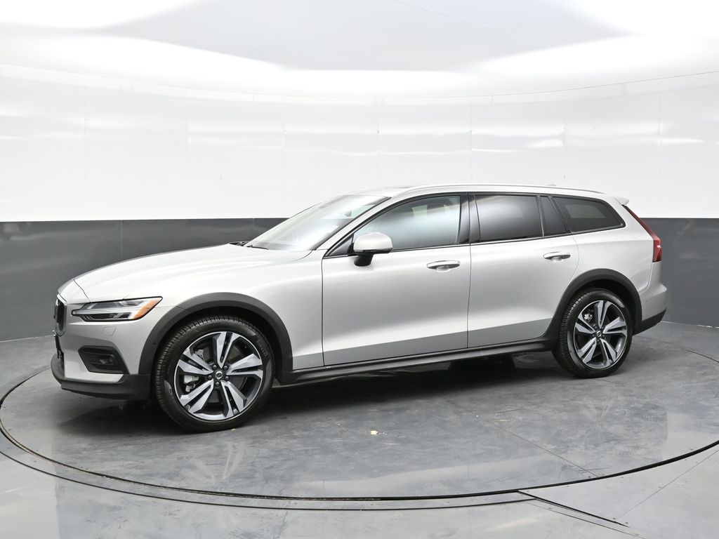 2025 Volvo V60 Cross Country B5 Plus photo 3