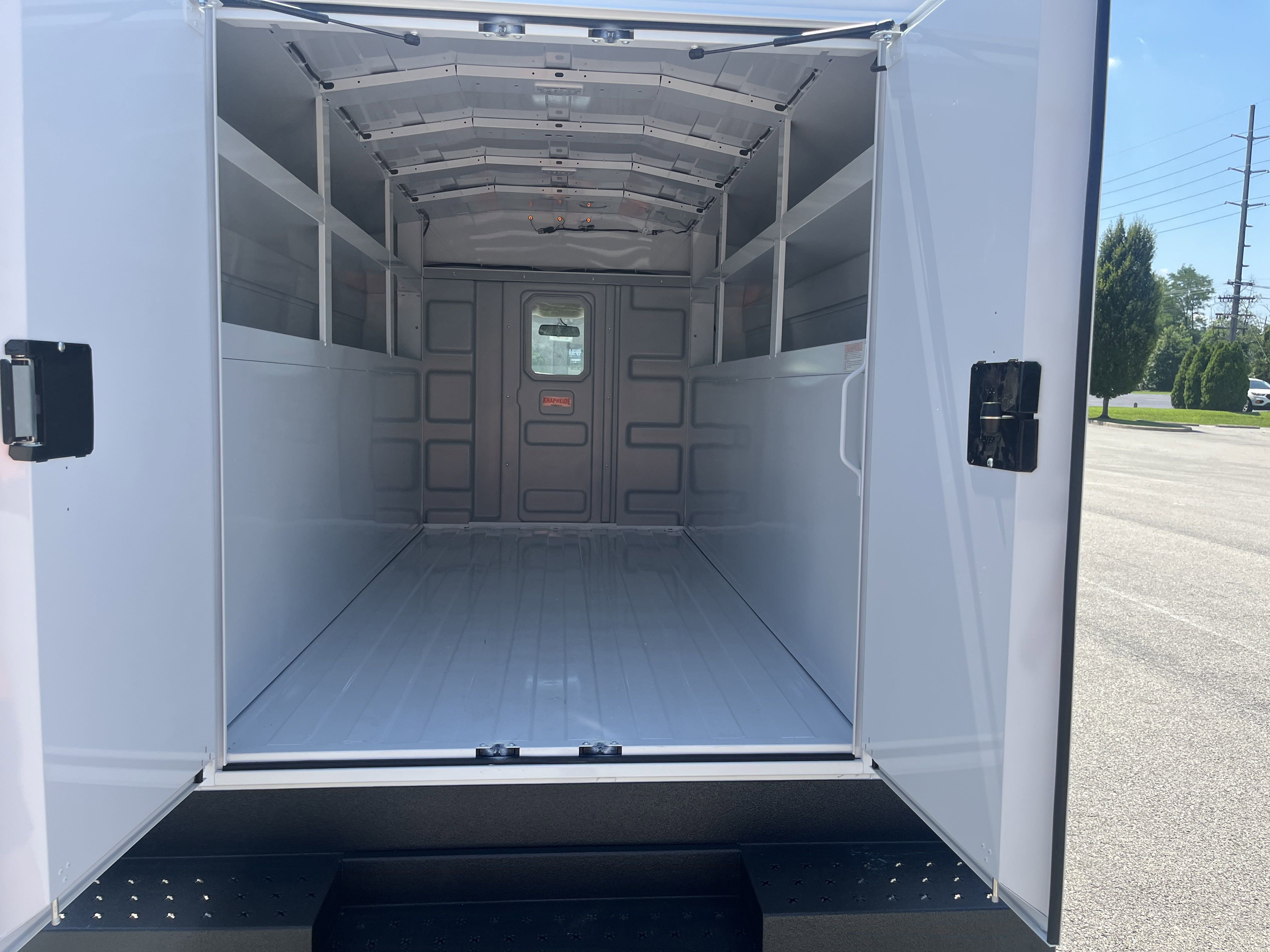 2025 Chevrolet Express Cutaway 3500 photo 3