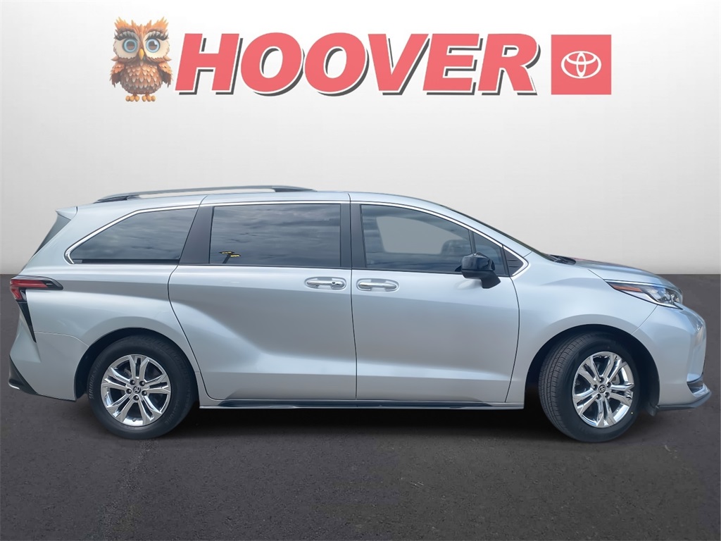2023 Toyota Sienna XSE photo 2