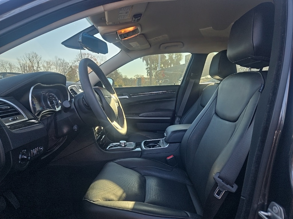 2023 Chrysler 300 Touring L's photo