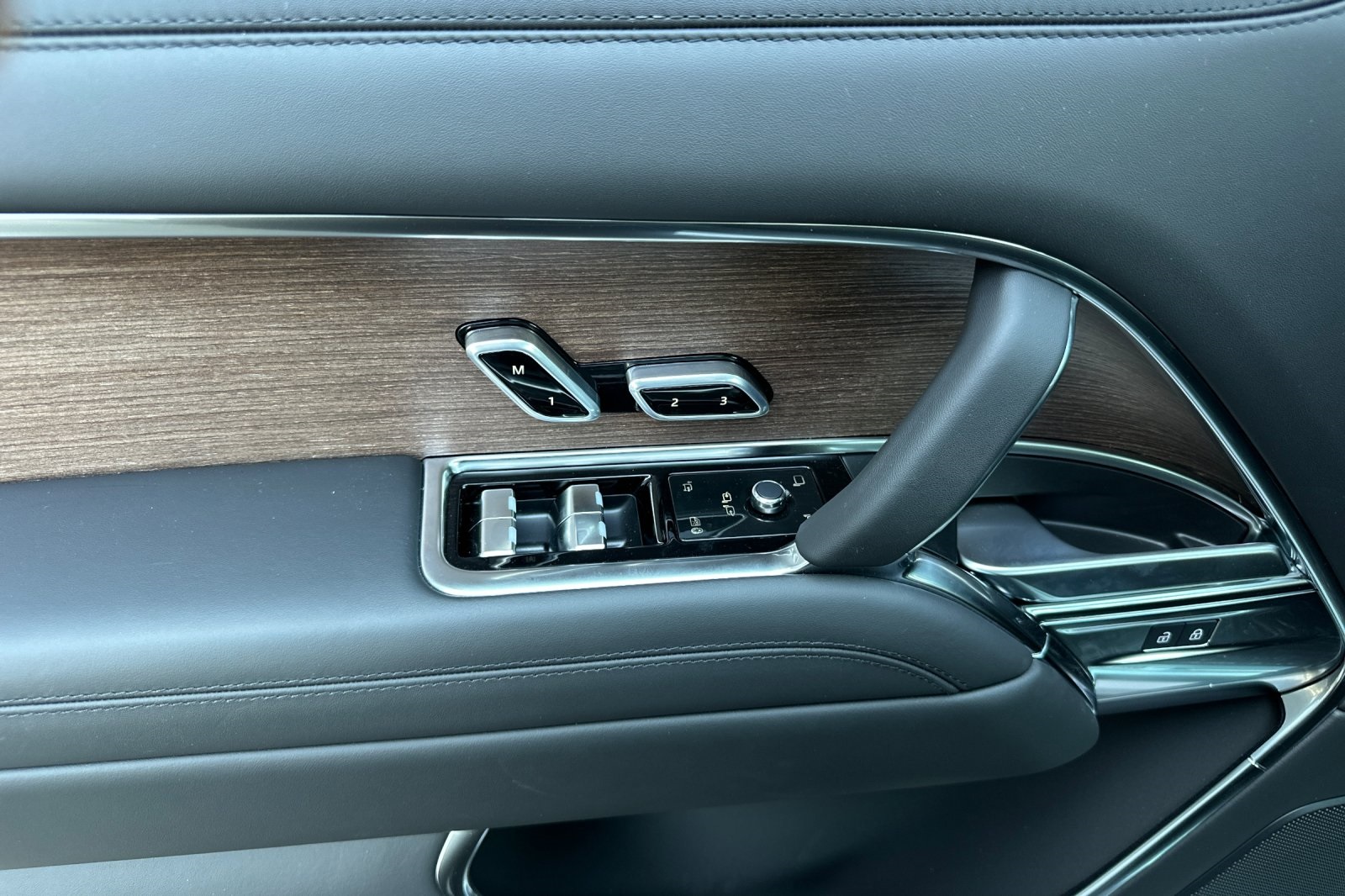 2025 Land Rover Range Rover SE photo 9
