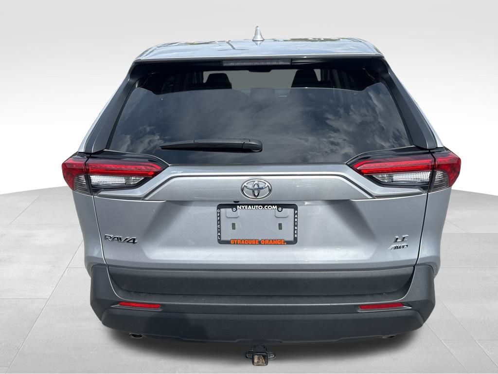 2022 Toyota RAV4 LE photo 4