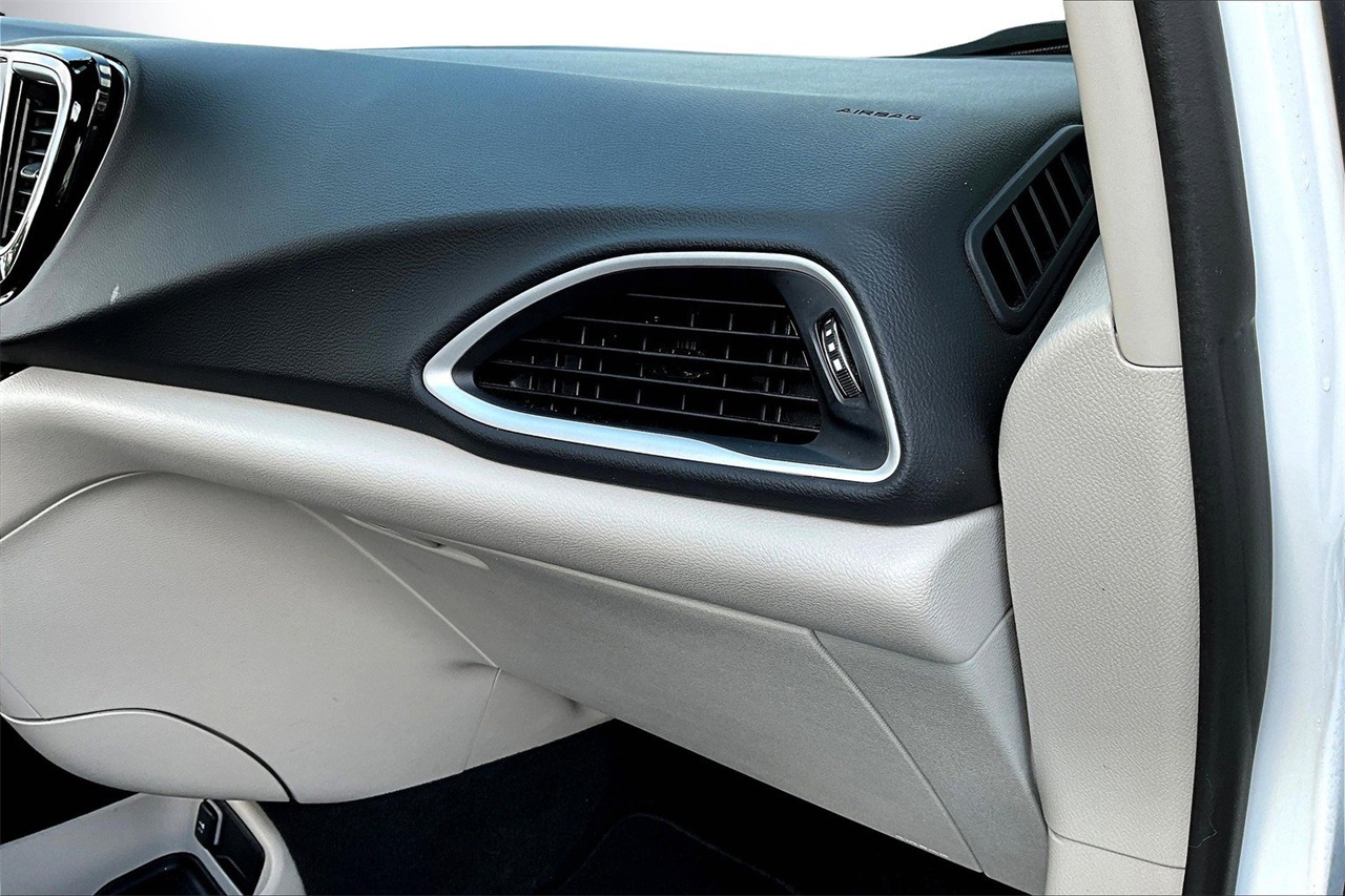 2024 Chrysler Pacifica Touring L photo 18