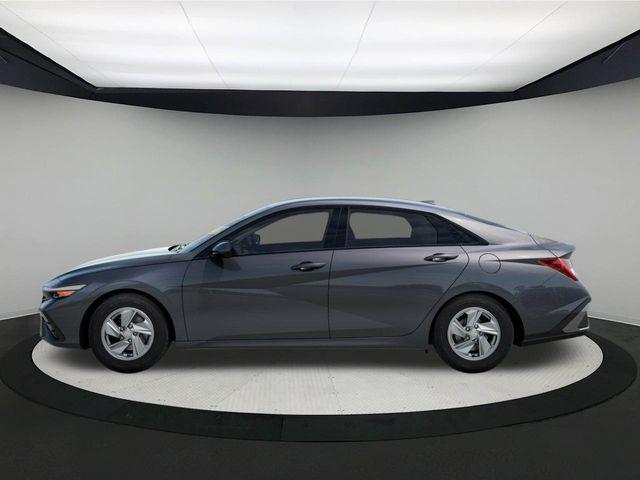 2025 Hyundai Elantra SE photo 3