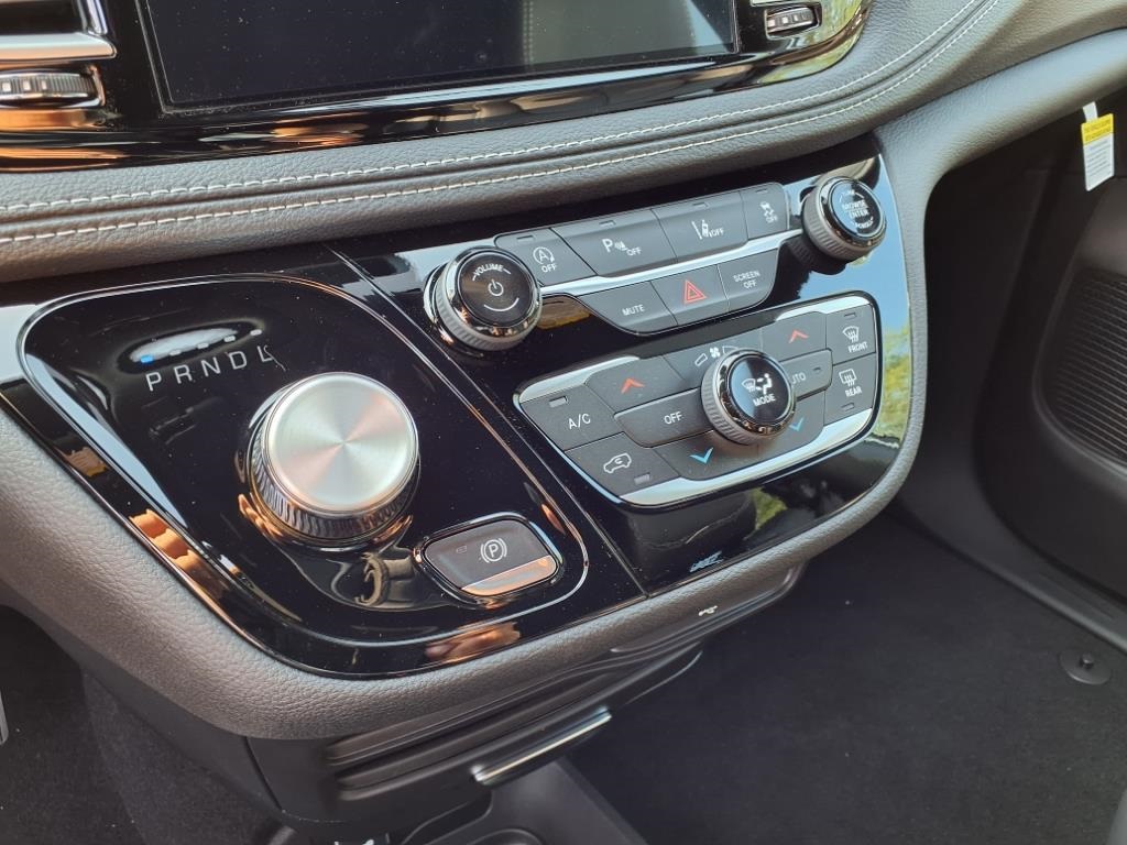 2026 Chrysler Pacifica photo 17
