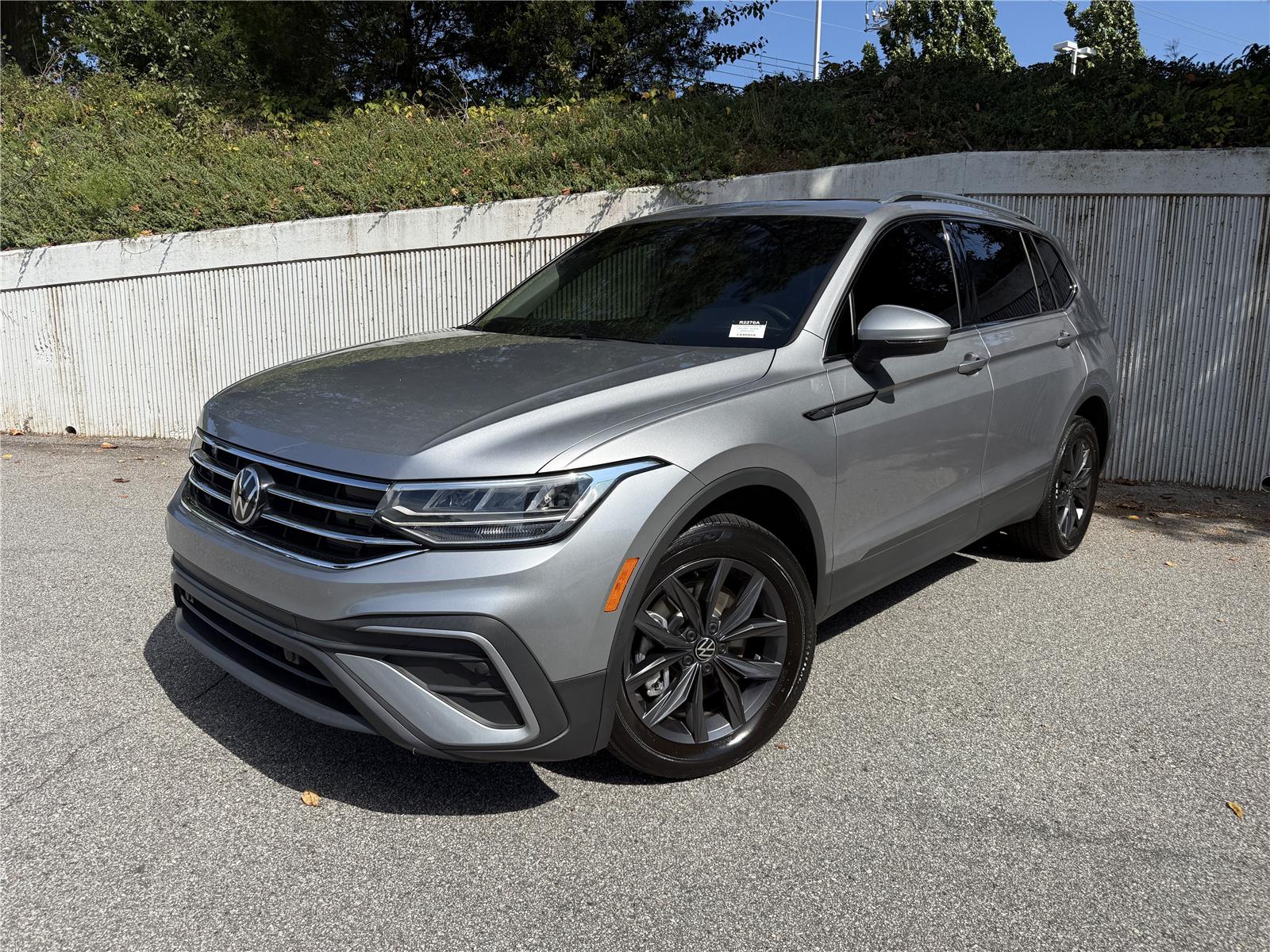 2023 Volkswagen Tiguan SE photo 2