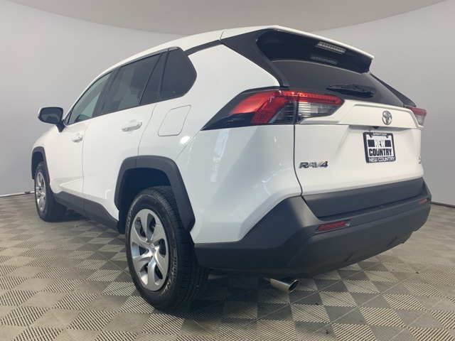 2022 Toyota RAV4 LE photo 5