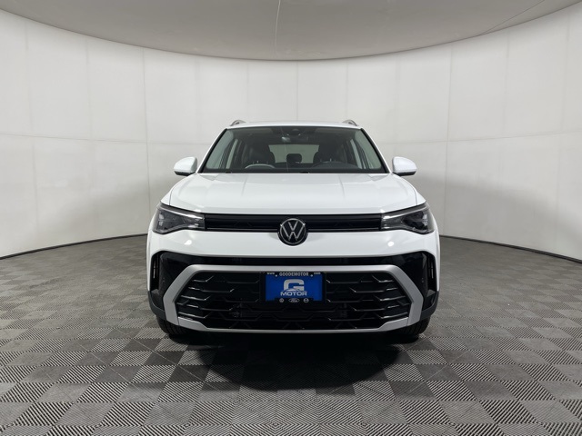 2025 Volkswagen Taos SE photo 3
