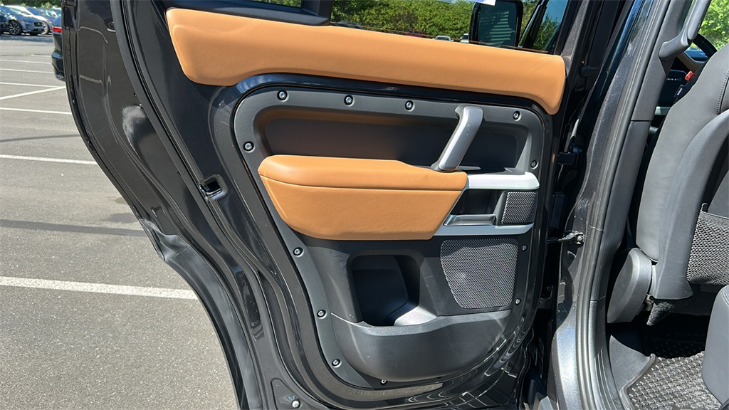 2024 Land Rover Defender 110 X-Dynamic SE photo 23